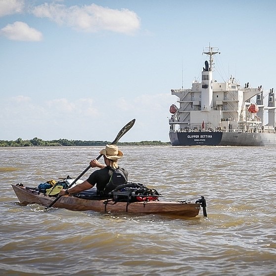 50 States - Dirk Rohrbach in Louisiana. Auf dem Mississippi sind Dirk Rohrbach im Kajak und ein Riesentanker zu sehen. | Bild: © BR/Dirk Rohrbach